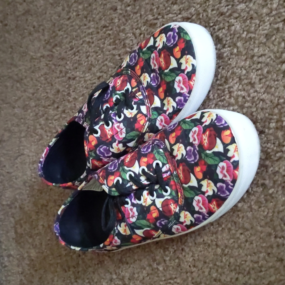 Alice in Wonderland tennis shoes